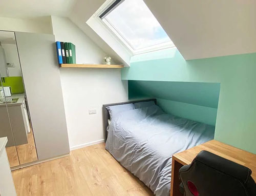 Renaissance House in Leicester room with bright large windows ad fitted kitch